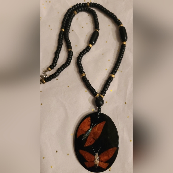 VINTAGE WOOD BEADED RESIN PENDANT BUTTERFLY MOTHER OF PEARL NECKLACE - Picture 10 of 16